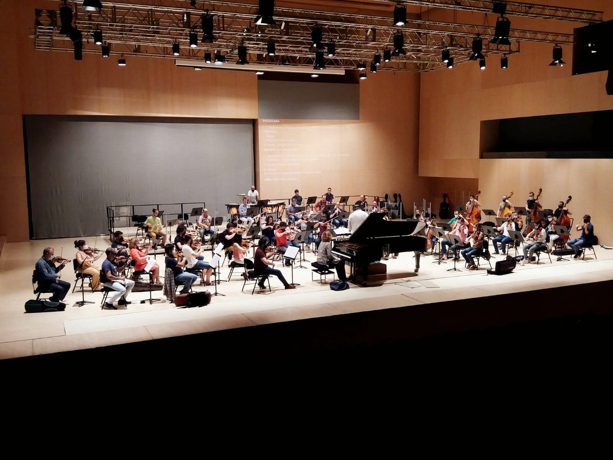 SimfonicaCs's tweet photo. 👏 Último ensayo antes de escuchar a la Orquesta Sinfónica de Castellón junto a la pianista Gabriela Montero. Todo está listo para el #concierto de esta tarde. en el Auditorio y Palacio de Congresos de Castellón a las 19.30. 🎻✨ https://t.co/SEtAxHmPhM