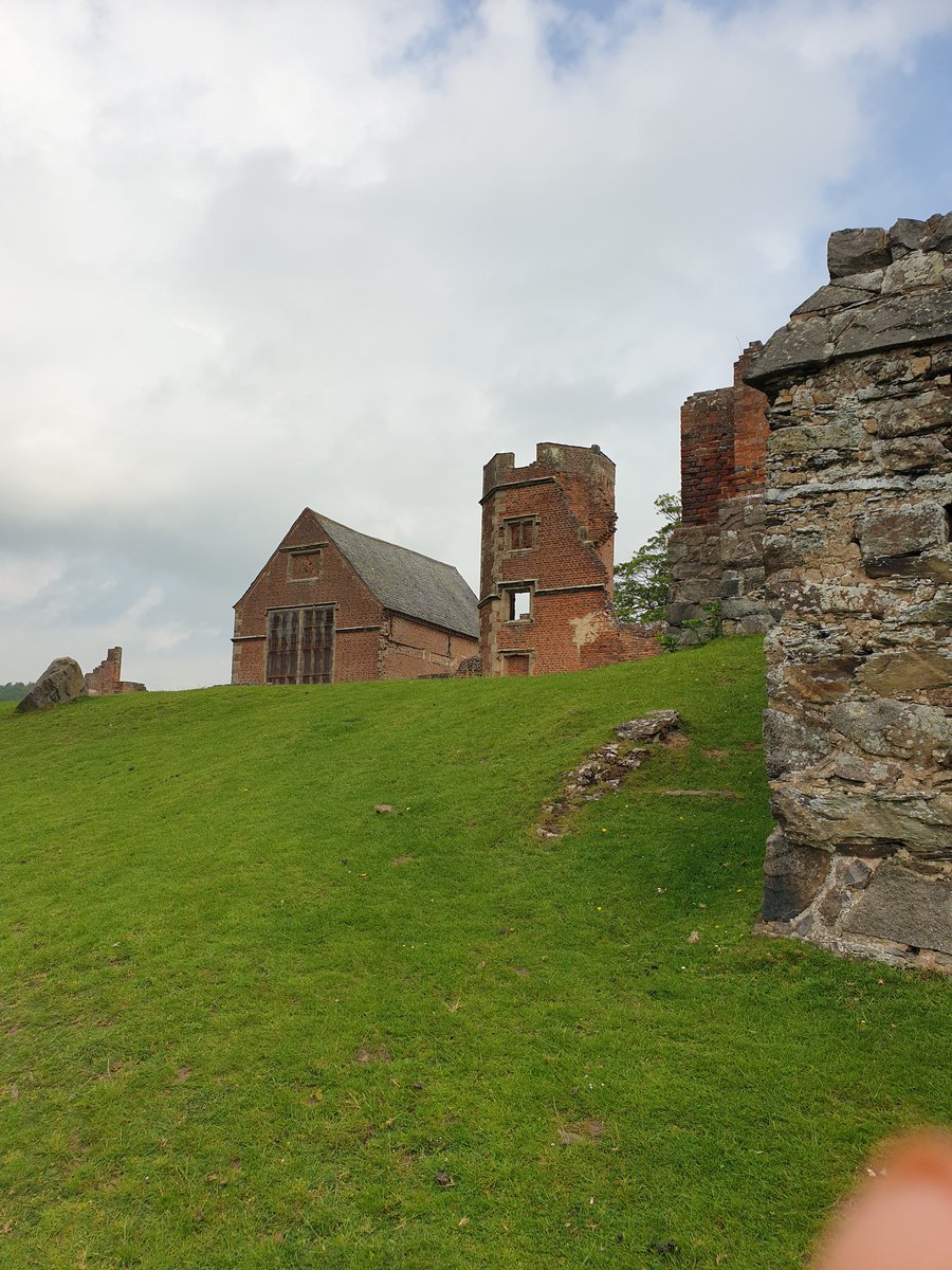 Isultana03's tweet photo. Dear Year 2,

Thank you for your recommendations for places to visit. After reading your suggestions I visited Bradgate Park today.  It was as wonderful as you had described.  @HumboAcademy @Humboinfants https://t.co/bUbkdTAhkJ