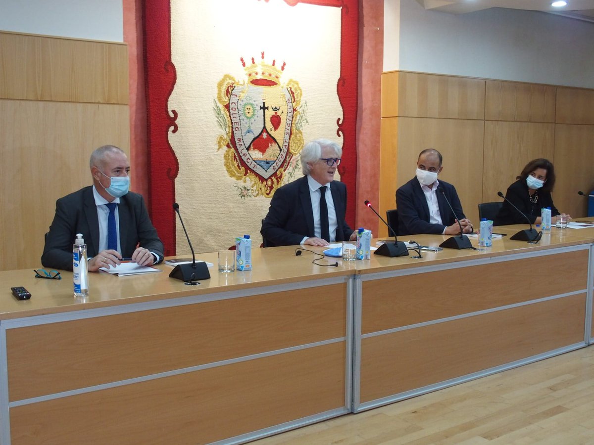 Presentación de la obra  "Informes de la Administración #Concursal" de Daniel Pastor. El decano da la bienvenida al acto, en el que intervienen también Juan Carlos Robles, decano @ColEcoMalaga  y Elena Nárvaez, además del propio autor. cc <a href="/Tirant_ESP/">Tirant España</a>