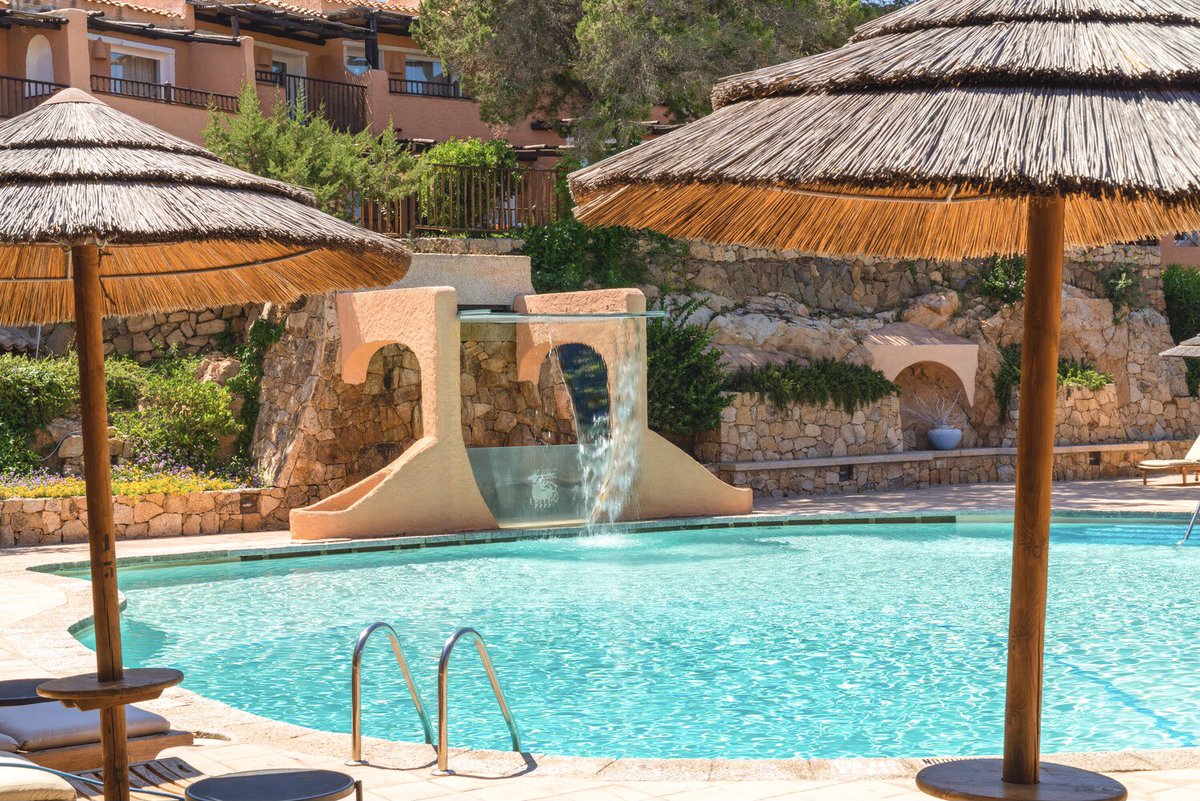 Like a sinuous topaz nestled into the pink architecture, the freshwater pool offers you a corner of tranquillity in the heart of Cervo Hotel, a perfect place to relax before stepping once again into the vibrant atmosphere of Porto Cervo Village.