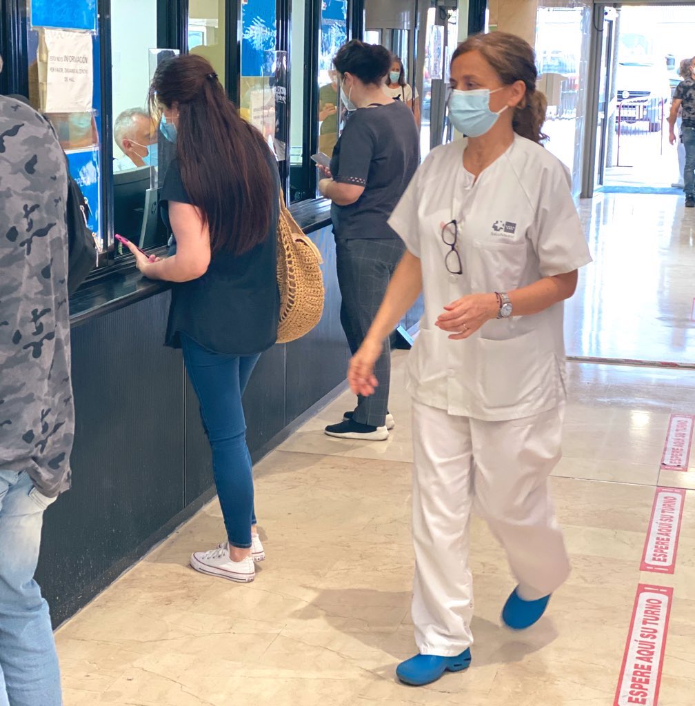 Personal administrativo, celadores, médicos, y profesionales de enfermería trabajan una tarde más en el #HOSPITALDEMOSTOLES vacunando a la población general Frente al Covid_19. 🏥😌