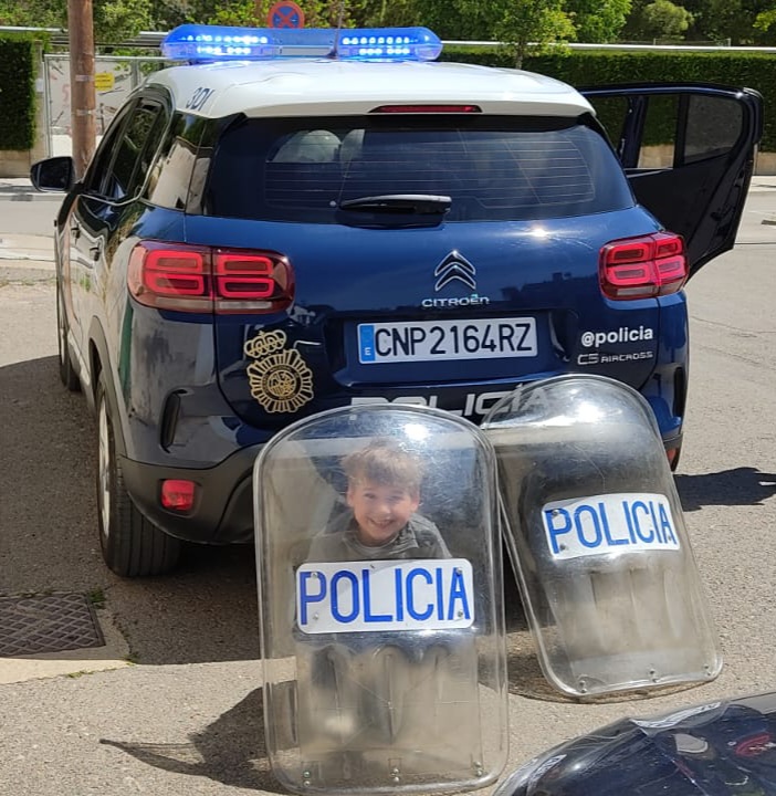 policia's tweet photo. No asustes a los más pequeños con nuestra presencia, enséñales que siempre pueden contar con nosotros y que estamos para ayudarles👦👩

#Somostupolicia https://t.co/CiigeRitwK
