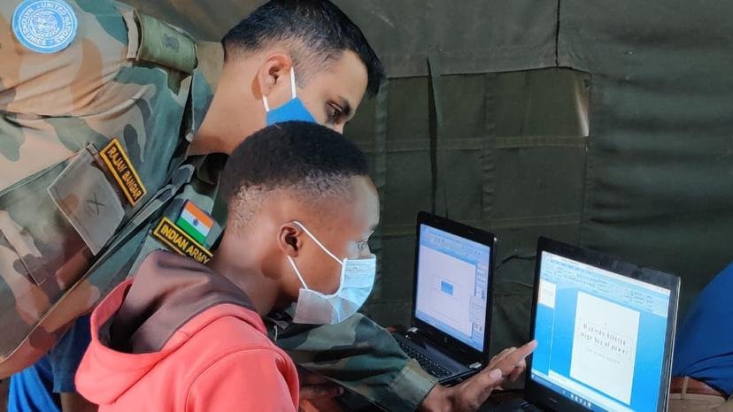MONUSCO's tweet photo. 🇵 🇭 🇴 🇹 🇴 🇩 🇺 🇯 🇴 🇺 🇷

✅La #MONUSCO soutient la participation des jeunes dans la construction de la paix et du développement en #RDC. 

👉Les casques bleus indiens🇮🇳 basés à Kanyabayonga ont formé 20 étudiants à l’utilisation de l’outil informatique pendant un mois. https://t.co/yX4QsSR7Vk