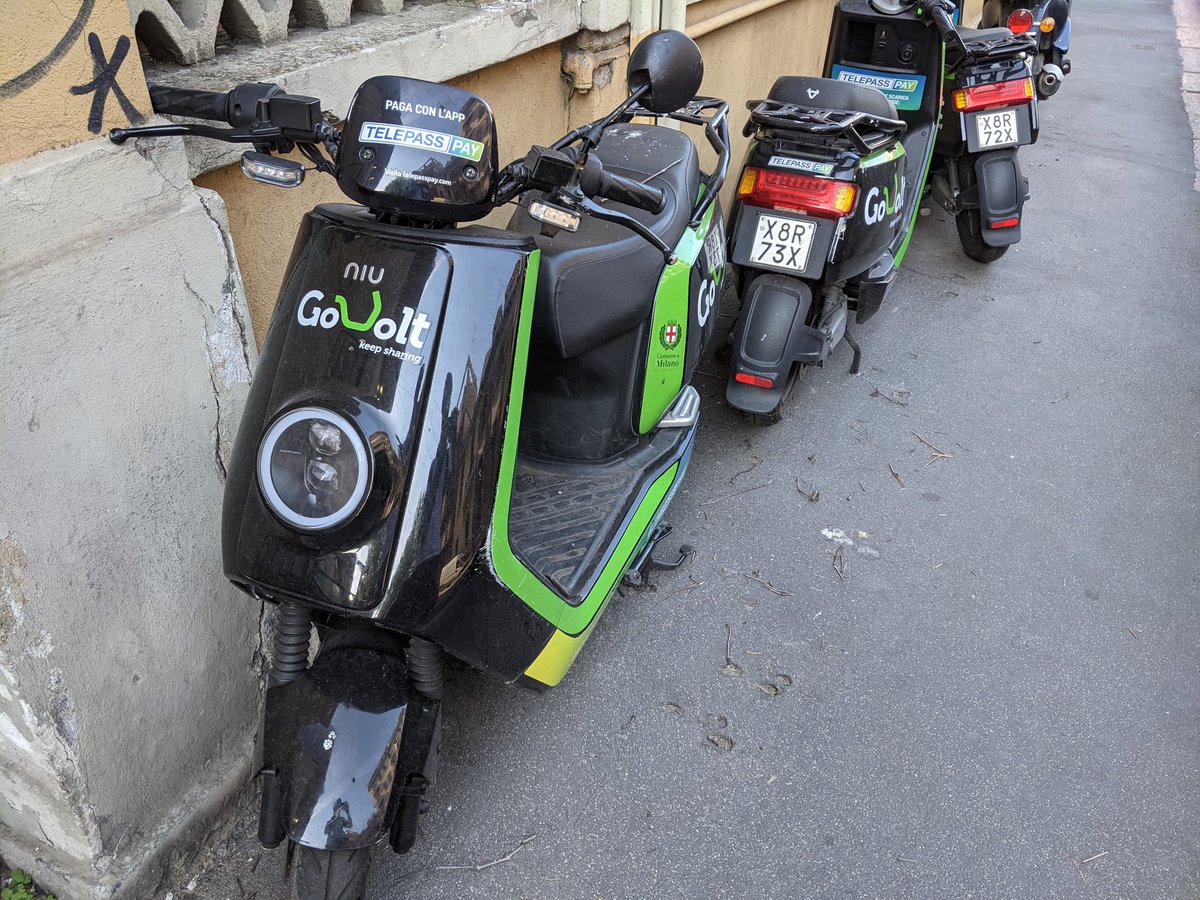 malasharing's tweet photo. #scootersharing #Milano #malasharing via Porpora 187/191, tre scooter @govolt in #malasosta sul marciapiede da un mese. Ci dicono segnalati al gestore (nessuna risposta) e segnalati più volte ai Vigili per rimozione (intralciano uscita condominio) (03/06/2021) #incivili #govolt https://t.co/YubCBZq9nA