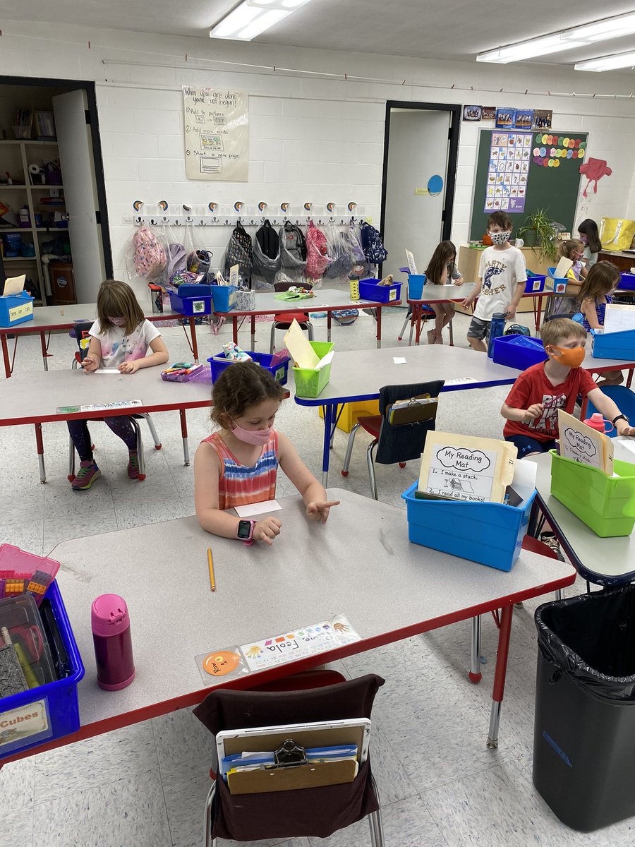 anniesmith821's tweet photo. Mathematicians @PomperaugES are making meaning of mathematical stories using @bstockus numberless word problems for inspiration. Context  before computation! 📖🧮 #elemmathchat https://t.co/qPDEss8dg8