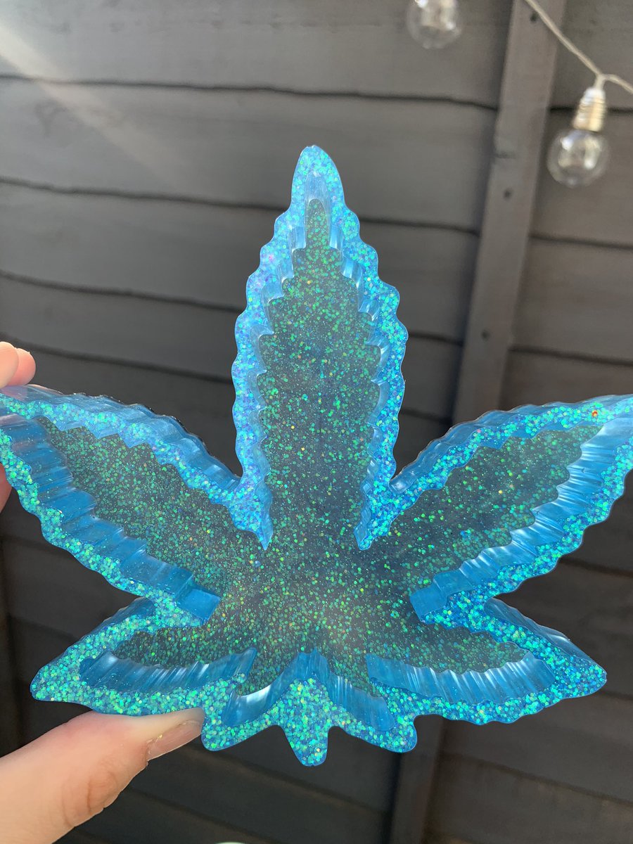 handmadebyp_'s tweet photo. Blue glitter leaf ashtray 💙 this one is for sale for £13.99 message me to purchase or to make something similar 🤍 #resinart #resin #resincraft #resinartist #smokingaccessories #weedlife #weedgirls #weedsociety #weedsmokers #grinders #rollingtray #glitter #lighter #ashtray https://t.co/nKqc0nzejS