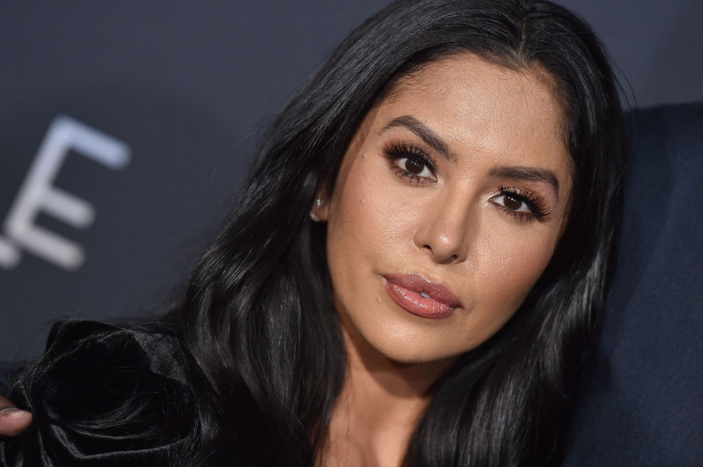 CBSLosAngeles's tweet photo. 'NOT APPROVED FOR SALE': Vanessa Bryant is slamming Nike after shoes she designed in honor of her late daughter Gianna appear to be in buyers' hands against her wishes. https://t.co/CgU3QWzARa https://t.co/GsLpolfDBQ
