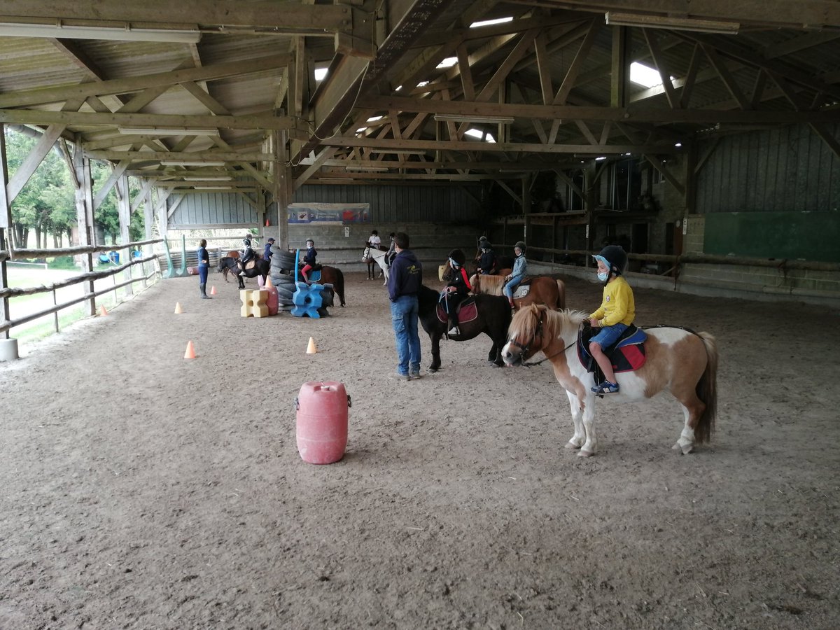 EPAndaine's tweet photo. Aujourd'hui deuxième journée à la base de pleine nature de Torchamp pour les CE2 CM1 CM2. Activités du jour Kayak, équitation et tire à l'arc.
#génération2024 https://t.co/9veQlSwBde