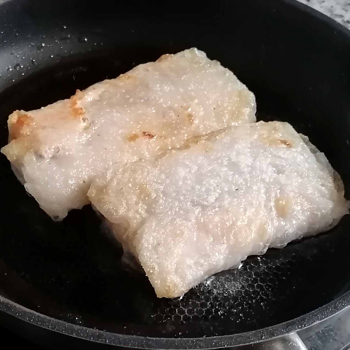 MikeKocht's tweet photo. #Fisch #Twooking mit klassischen Zutaten aber anderen Aromen:
#Wildlachs mariniert (#Honig, #Essig, #Ingwer) im Mantel vom #Reispapier
Dazu grüner #Spargel (#Erdnussöl, #Gewürznelken) und #Couscous mit #Kräutern
https://t.co/OX9flqelqp https://t.co/GfqXPTcArA