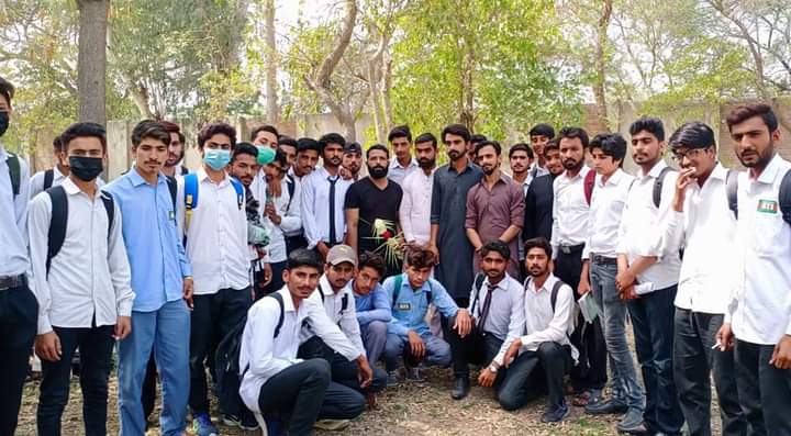 UsmanAliGulzar's tweet photo. #WeWantOnlineExams
اگر مطالبات نہیں مانے گئے تو ہم سڑکوں پر نکل آئیں گے 
@Shafqat_Mahmood https://t.co/gCvcTc2Q8v