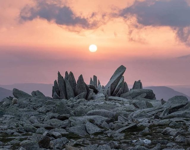 Incredible sunrise scenes at the Glyders by @e.woodphotography!

#snowdonia #snowdoniagram #visitwales #glyderau #glyders #northwales #northwalestagram #welsh #britain #instabritain #visitbritain #ukpotd #osmaps #yrwyddfa #eryri