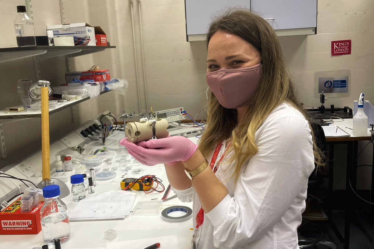 Here’s @AnastasiaZales with a photoelectrochemical cell for CO2 reduction. #plasmonics #photocatalysis