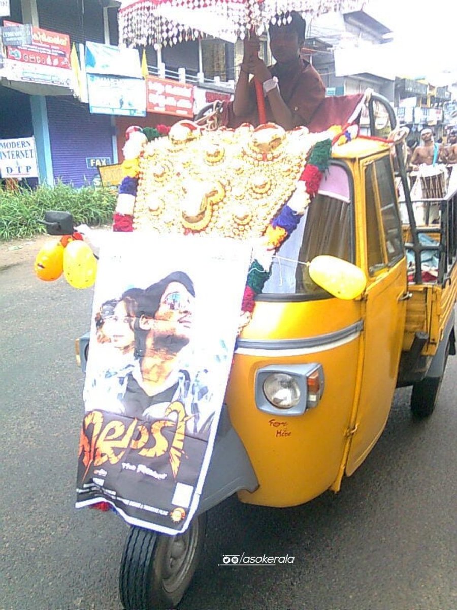 MalluArjunTrend's tweet photo. Massive Celebration For A Class Movie By @afwa_online On The Release Day Of #Killadi
The Time When #AlluArjun Craze Were Peak In Kerala ✌️🔥
#11YearsForVEDAM https://t.co/1G6nY3Mekz