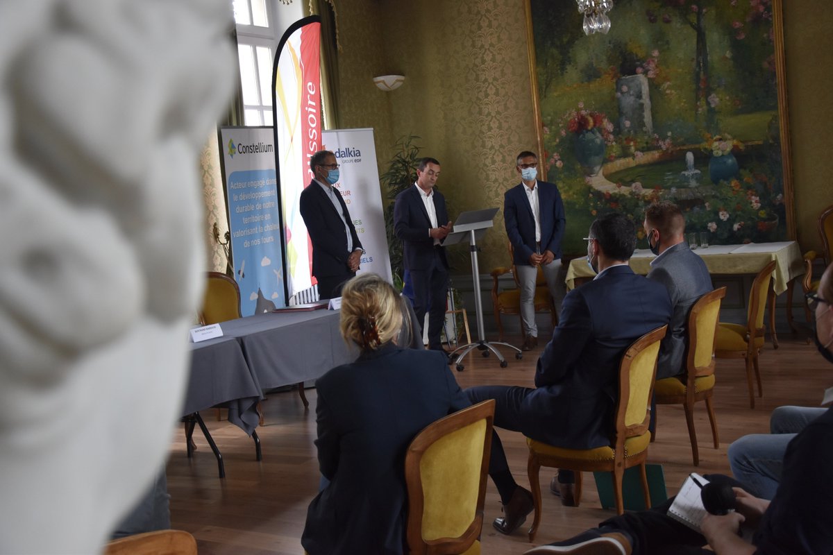 VilleIssoire's tweet photo. #INNOVATION I Avec @dalkia et @Constellium, @VilleIssoire confirme son engagement en faveur de la #transitionénergétique 🌏 Energ'Iss, avec 54 % de chaleur dégagée par les fours de l'usine, alimentera d'ici fin 2022, une 40n de bâtiments dans la cité 💛💙💚
#réseauchaleur https://t.co/3hNEhqUidE