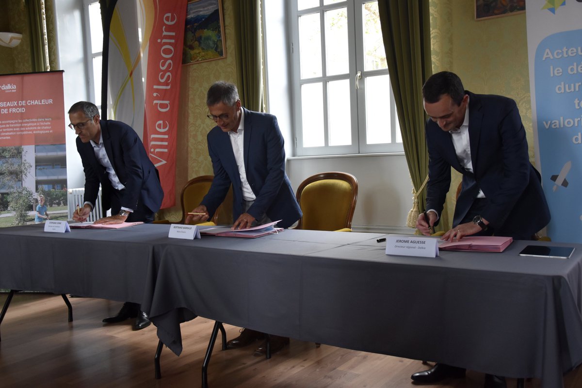 VilleIssoire's tweet photo. #INNOVATION I Avec @dalkia et @Constellium, @VilleIssoire confirme son engagement en faveur de la #transitionénergétique 🌏 Energ'Iss, avec 54 % de chaleur dégagée par les fours de l'usine, alimentera d'ici fin 2022, une 40n de bâtiments dans la cité 💛💙💚
#réseauchaleur https://t.co/3hNEhqUidE