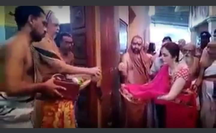 विश्व की अमीर महिलाओं में से एक #नीता अंबानी #भिक्षुक की तरह एक #संत के सामने अपना आँचल फैलाती है।

यही तो #सनातन_संस्कृति की खूबसूरती है।
#सनातन धर्म सर्वश्रेष्ठ है 🙏🙏🚩🚩