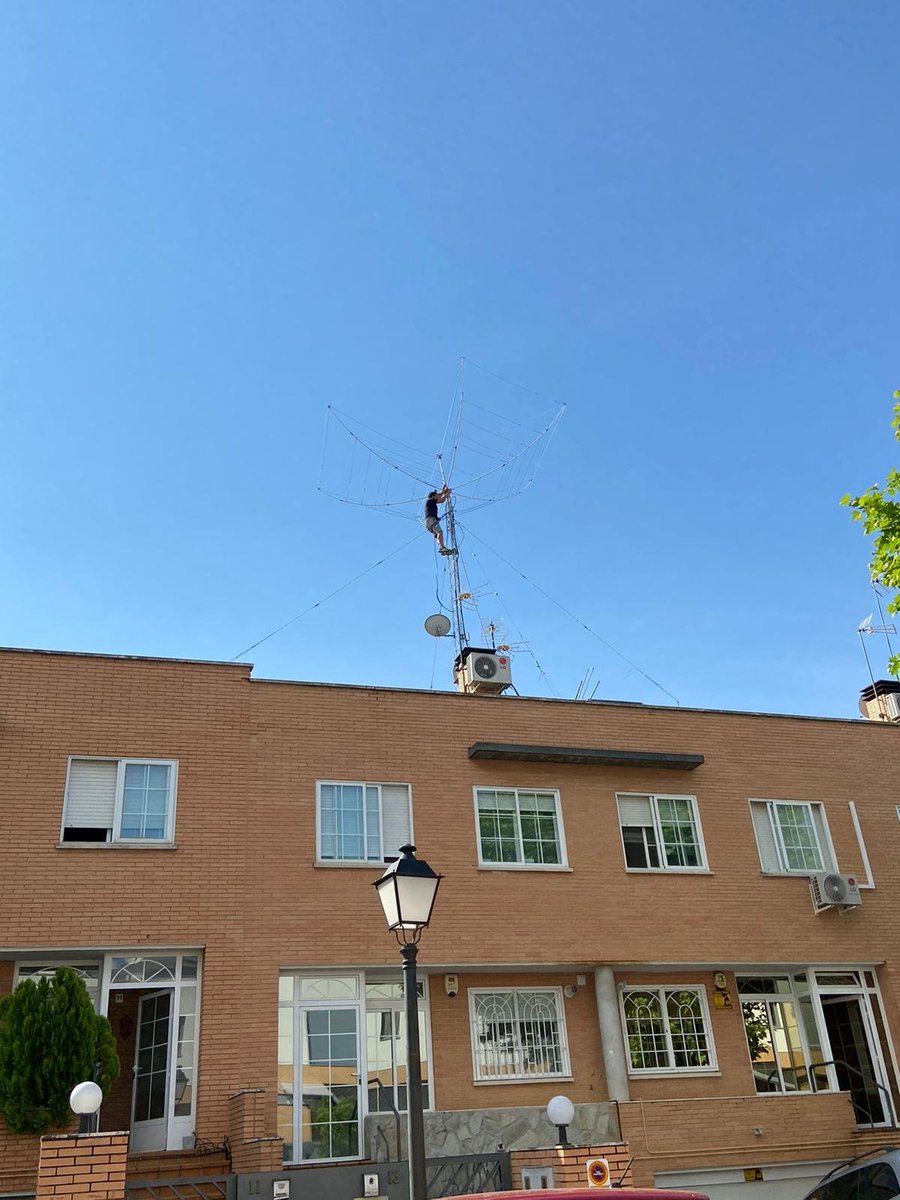 ea4bas's tweet image. and 4 hours on Sunday morning helping my friend Antonio, EA4FME with his new eaxbeam installation eaxbeam.com/shop/index.php