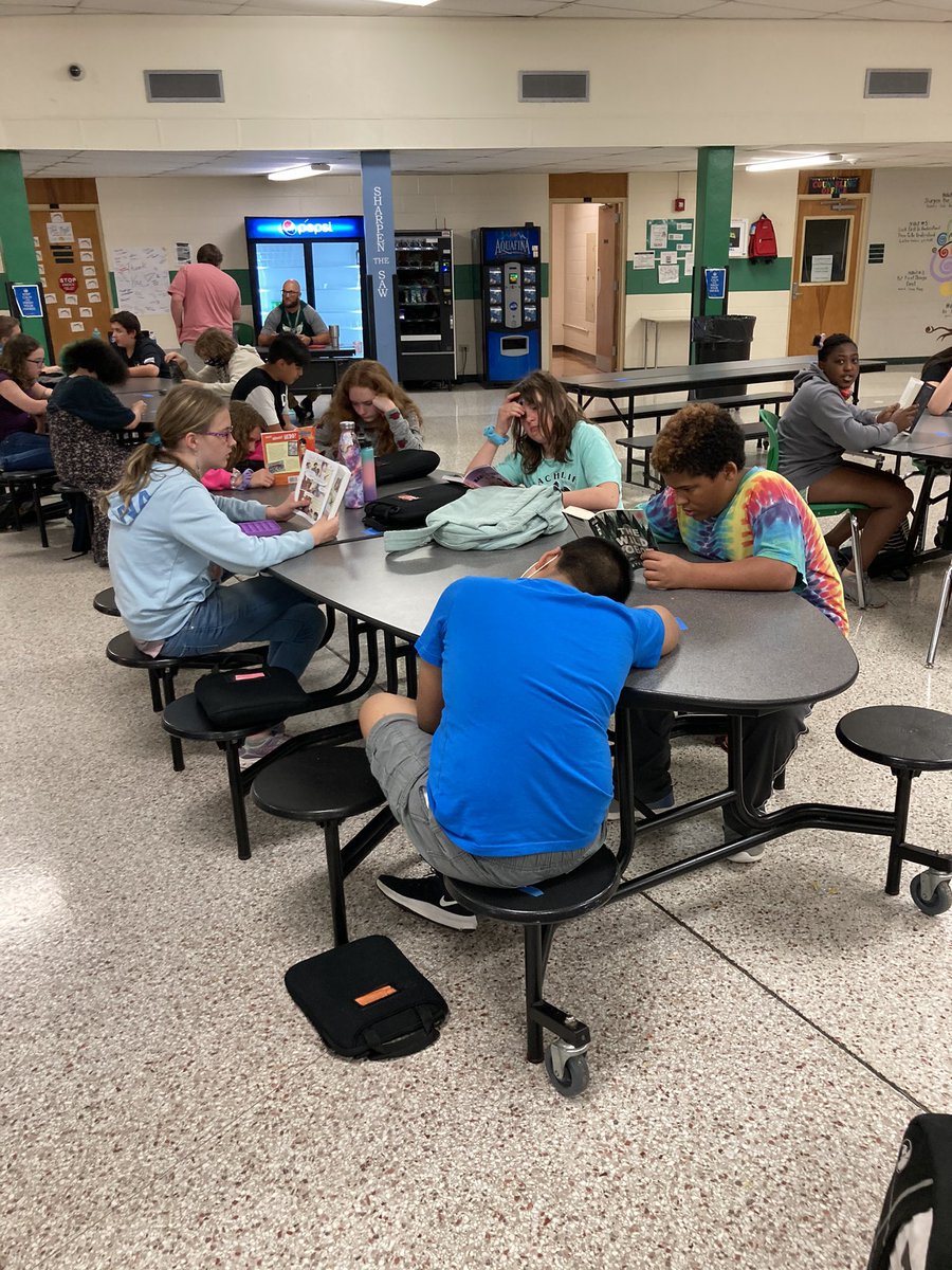 Lib_GMS's tweet photo. @gms_tn @GreenevilleCity enjoying a rainy day inside with our books from the GCS book bus! https://t.co/DiBESqel6n