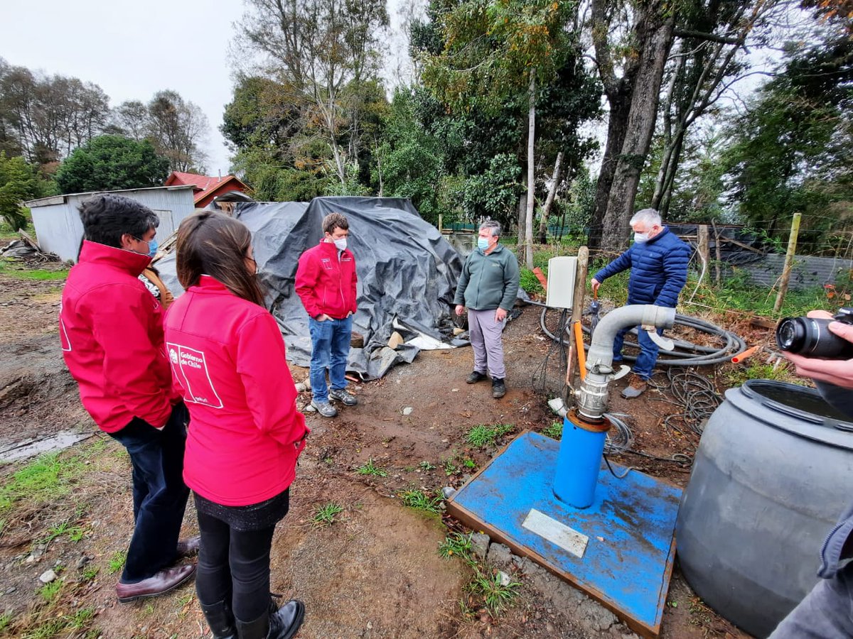 CONADI_Gob's tweet photo. 🔴AHORA en #PADRELASCASAS | El Director Nacional de @FOSIS_Chile @fbettancourt y el Subdirector Nacional Sur de CONADI @MHuenchu visitan proyectos de riego en comunidades mapuche que comercializan verduras y hortalizas #CuidémonosEntreTodos 🇨🇱 https://t.co/HeneXW6BrC