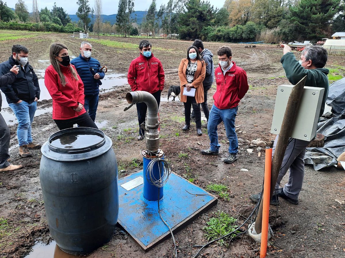 CONADI_Gob's tweet photo. 🔴AHORA en #PADRELASCASAS | El Director Nacional de @FOSIS_Chile @fbettancourt y el Subdirector Nacional Sur de CONADI @MHuenchu visitan proyectos de riego en comunidades mapuche que comercializan verduras y hortalizas #CuidémonosEntreTodos 🇨🇱 https://t.co/HeneXW6BrC