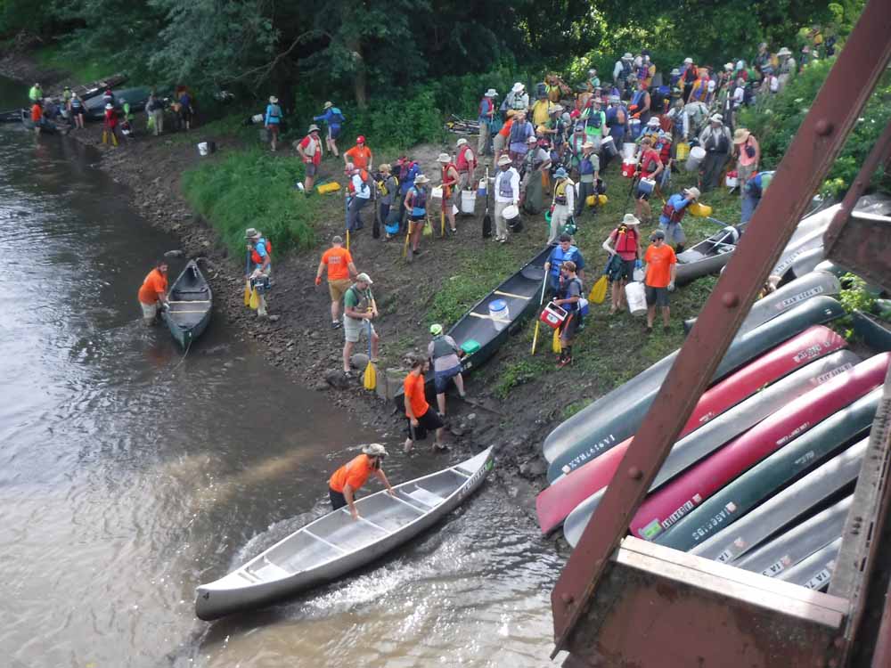 DSMH2O's tweet photo. Here's one way to truly #ThinkDownstream: participate in a river cleanup. #ThinkDownstreamThursday invites you to register for Iowa Project AWARE, where volunteers remove trash & learn more about watersheds, geology & other natural resource topics. Visit: https://t.co/sqvS34CKYc. https://t.co/NcqzVB0I9Q