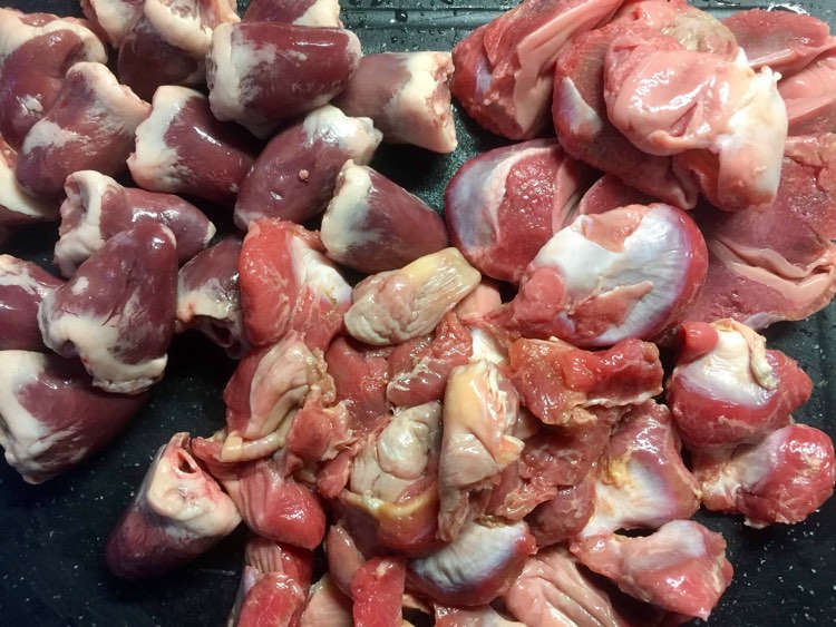 incucinaacasami's tweet photo. Signora, sono a sua completa disposizione, corpo, anima e frattaglie. (Totò)
CUORI E DURELLI IN UMIDO
cuori e durelli di pollo
cipolle
salsa di pomodoro
vino bianco
olio evo
sale
pepe
alloro
#frattaglie #durelli #cuore #pollo #tacchino #umido #rigaglie #coratella #corata https://t.co/kwS8l6Ntrd