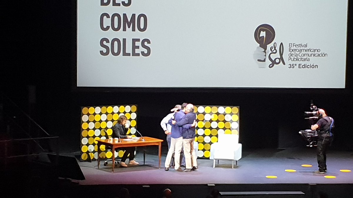 360GradosMC's tweet image. Estoy en @ElSolFestival este año por la persona que ha recibido el primer premio Sol. Muy merecido por su papel en todos los festivales desde su creación, pero sobre todo por su talante personal: Carlos Rubio enhorabuena y gracias por todo lo que hemos compartido