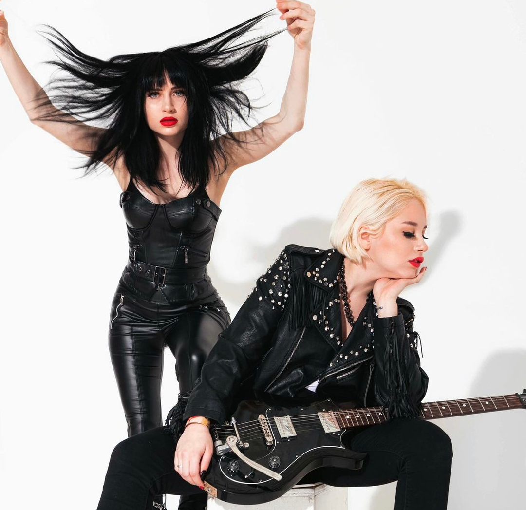 ChrisSmithMgmt's tweet photo. @commandsisters 🌹🎸 #commandsisters https://t.co/tMkkYqwYbf