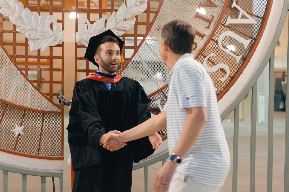 stier_andrew's tweet photo. When you're taking graduation photos and you casually run into the president of UT.
Thanks for joining my shoot, Jay Hartzell! @JCHartzell
#HookEm #CockrellGrad21 #UTGrad21 #PhD @UTAustin https://t.co/4zxFaX4S5a
