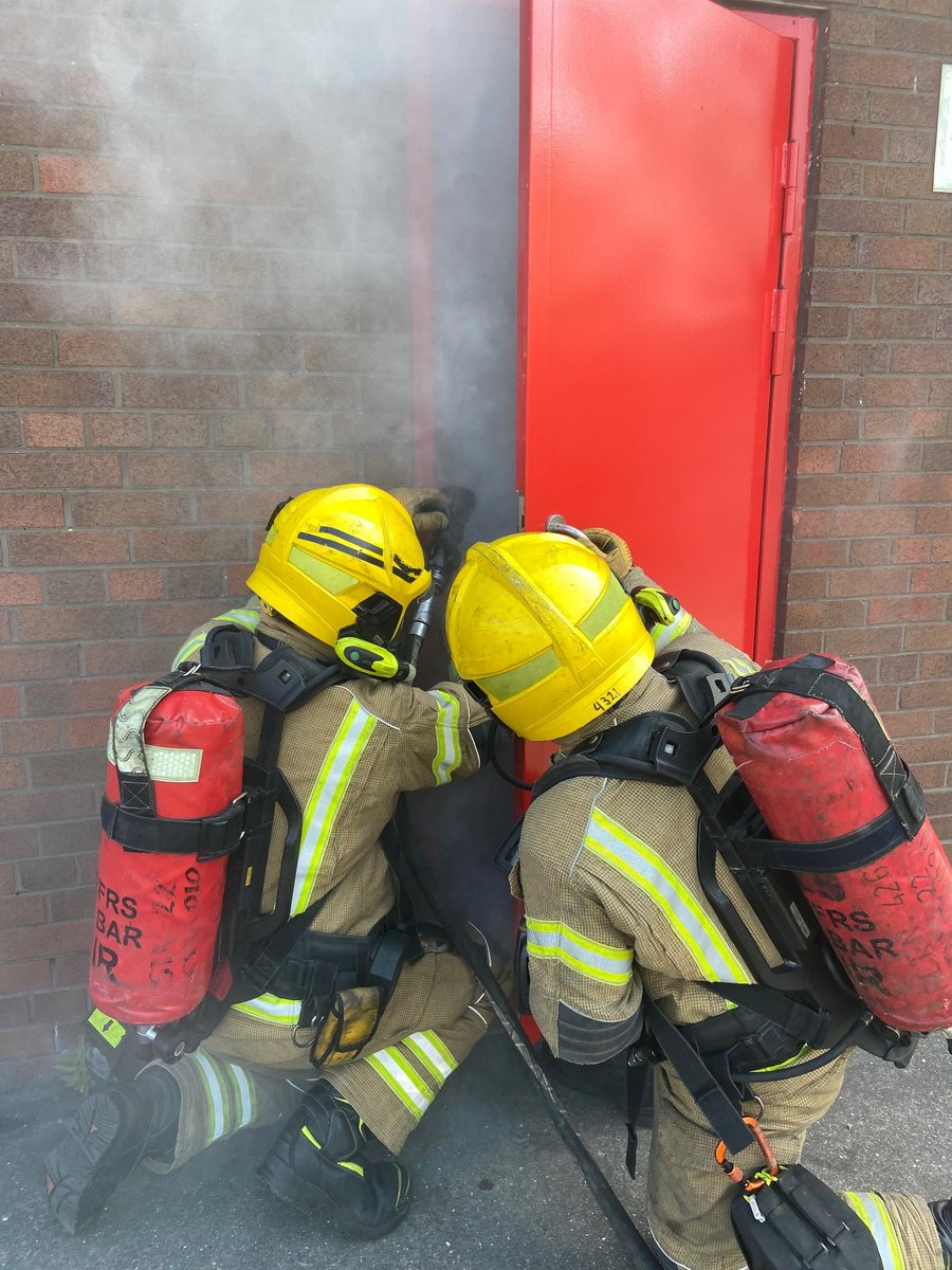Tyne_Wear_FRS's tweet photo. π¦ Watch at Wallsend Community Fire Station ran a training exercise with other TWFRS crews from Tynemouth, Gosforth & Byker Community Fire Stations.
Firefighters practised their essential Breathing Apparatus (BA) skills to tackle shop residential flat π₯
#trainingtoprotectyou https://t.co/6KNcNz0sjw