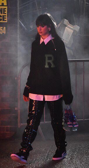 Jauh sudah langkahku
Menyusuri hidupku
Yang penuh tanda tanya
Kadang hati bimbang
Menentukan sikapku
tiada tempat mengadu
Hanya iman di dada
Yang membuatku mampu
Selalu tabah menjalani