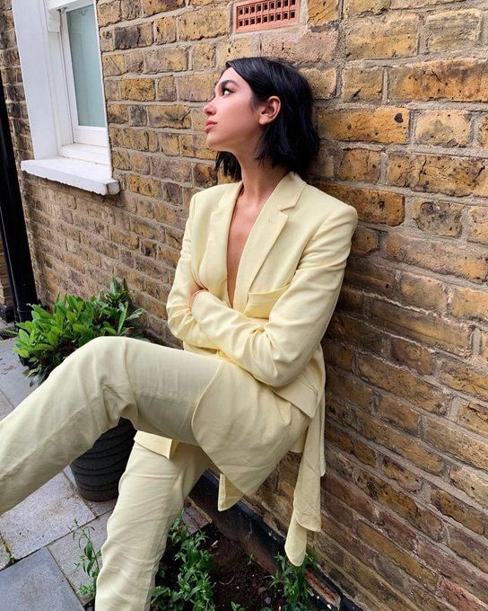 Jenuh aku mendengar
Manisnya kata cinta
Lebih baik sendiri
Bukannya sekali
Sering 'ku mencoba
Namun 'ku gagal lagi