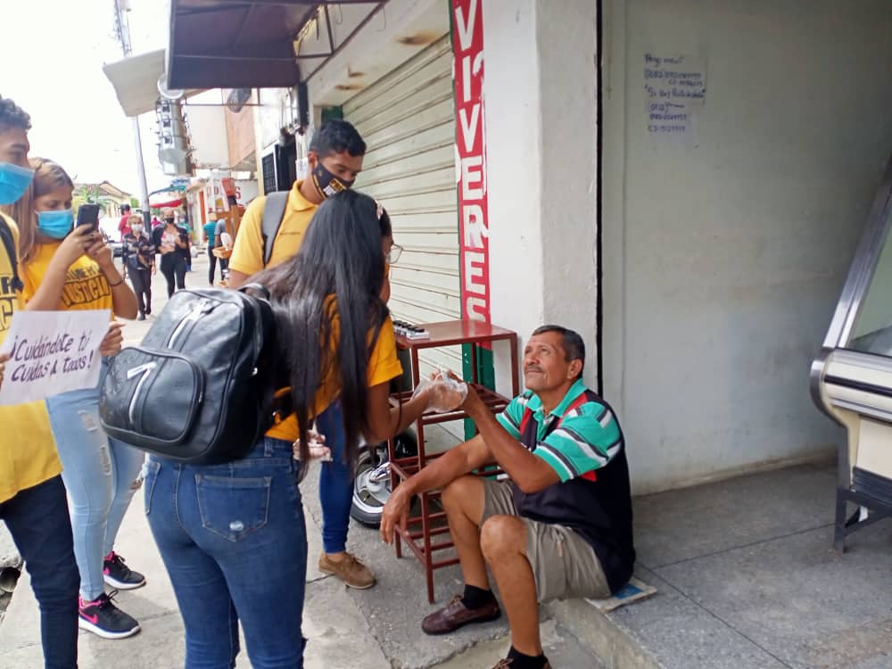 Entrega de tapabocas y conversando con los vecinos en Guanare, estado #Portuguesa sobre la prevención de la #COVID19, la exigencia por condiciones electorales y el acuerdo de salvación nacional. ¡Seguimos trabajando por una Venezuela de cambio, progreso y futuro!🇻🇪