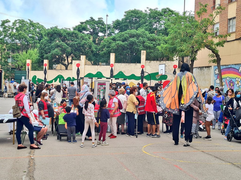 AnnaGonzlezMont's tweet photo. Exposició de projectes i activitats del #PlaIntegral de #LesPlanes #BlocsFlorida, entitats i ciutadania fent comunitat, implicats en transformar el barri. https://t.co/t0W2JivQi6