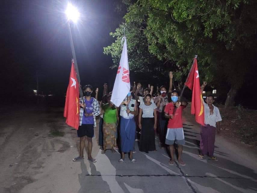 phoopwintkoko4's tweet photo. Peaceful Protesters from rural areas near Monywa - Amyint road demonstrated against military regule tonight.

#June3Coup 
#LessTalkMoreActionsASEAN 
#WhatsHappeningInMyanmar https://t.co/43Wnx6kh4y