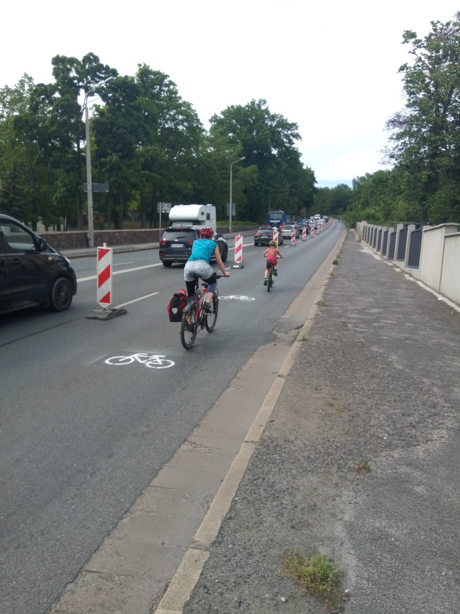 Wie oft hier wohl bisher Kinder so entspannt die #Radeburger hochfahren konnten? #Weltfahrradtag #PopupRadweg @ADFC_Dresden