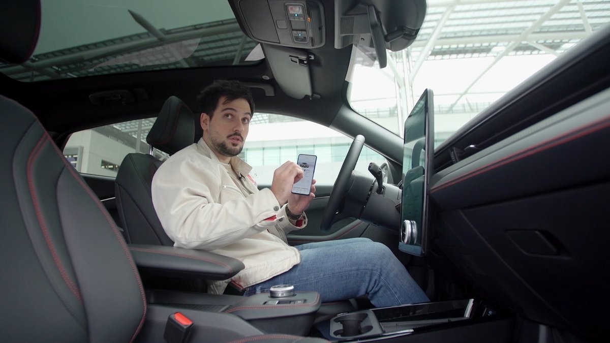 La apuesta de <a href="/FordSpain/">Ford España</a> por la movilidad eléctrica queda patente con el #Mustang Mach-E. 
Este domingo en #CCúbicos263 <a href="/Juanjo_Godmode/">Juan José López</a> se pone a los mandos del primer modelo 100 % eléctrico de la marca. 🐎⚡
A partir de las 10 am en <a href="/antena3com/">Antena 3</a>.
<a href="/puntalproduc/">puntalproductions</a> <a href="/AntonioChicote5/">Antonio Chicote</a>