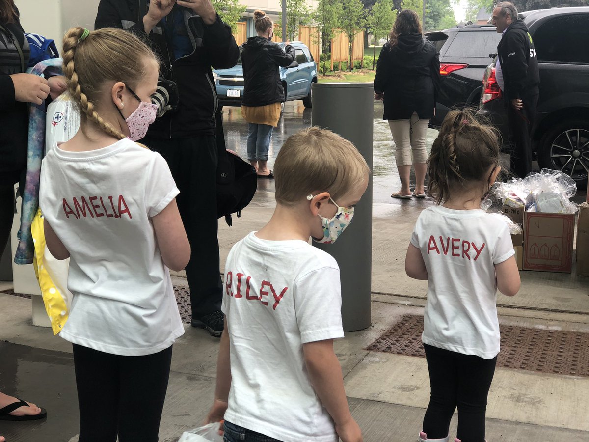 BrockvilleGener's tweet image. Thank you to Riley, Amelia and Avery (&amp;amp; their grown-ups) for delivering over 1000 #FrontlineHeroKits!

This is a beautiful community gesture. 

Your love and support motivates and encourages us. We are proud to care for our friends, families and neighbours. 

Thank you 💙💙💙