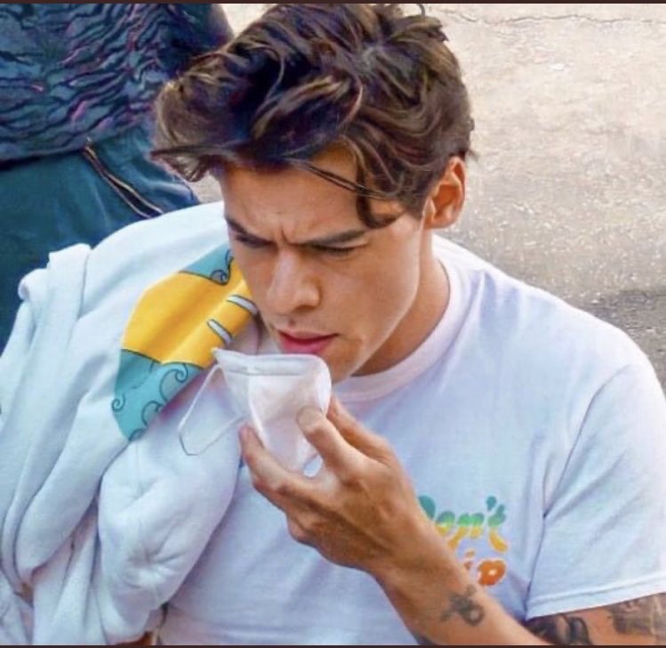 canyonmoonblu's tweet photo. I think we can all agree that harry styles on this day https://t.co/Soknt2kfUJ
