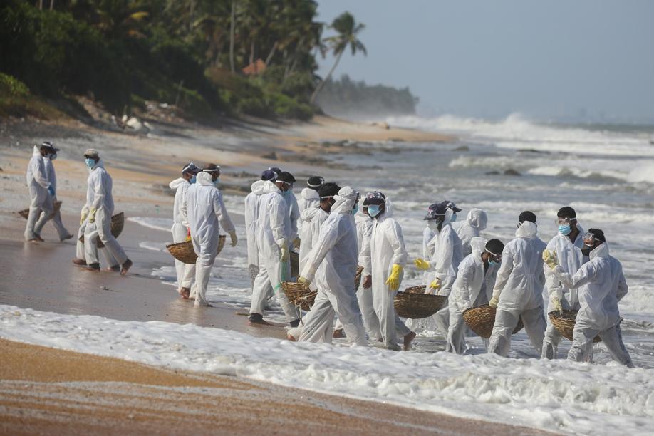 AltriMondiGazza's tweet photo. La pulizia della spiaggia nello #SriLanka dopo l'incidente al cargo che sta causando gravi danni ambientali. https://t.co/E6HCTuYkp2