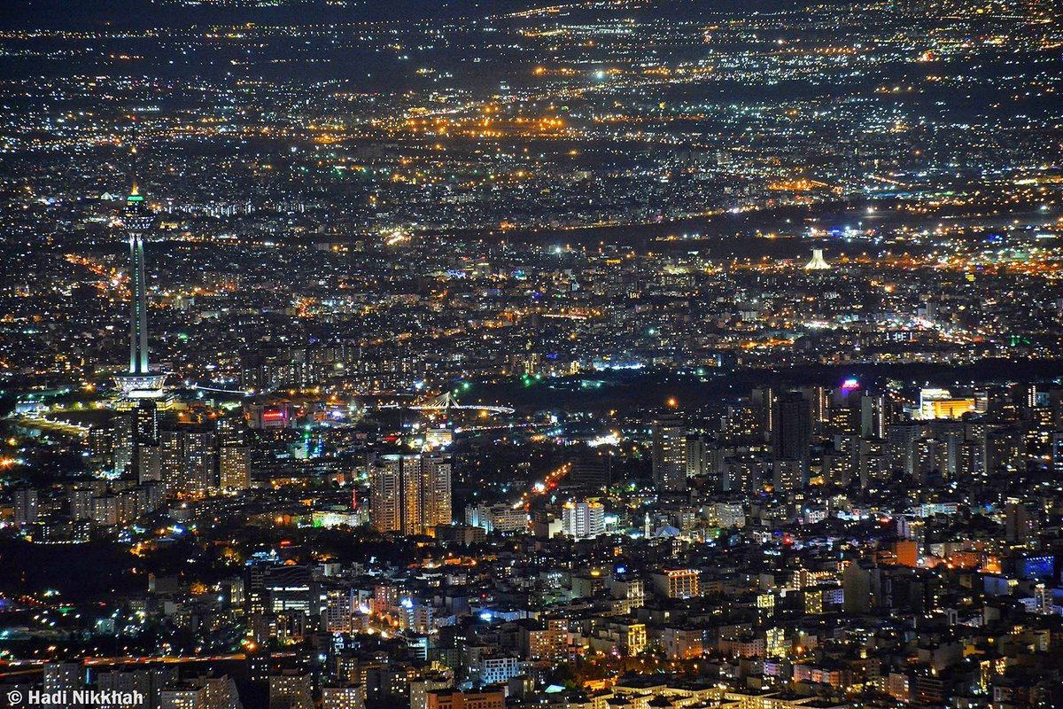 تا حالا این نما از تهران رو تو شب دیده بودین؟ برج میلاد و آزادی تو یه کادر در شب
