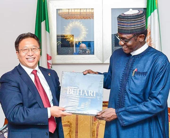 YobeMediaNews's tweet photo. Nigeria and China have huge opportunities for mutual benefit

Yobe state Governor and Chairman APC Caretaker Extraordinary Convention Planning Committee, Hon. Mai Mala Buni, said there are huge opportunities to be exploited for mutual benefit between Nigeria and China. https://t.co/elKXsX6he6