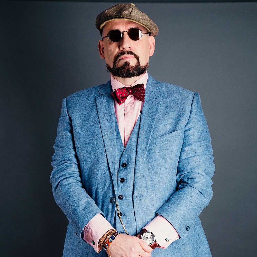 Hatdandy's tweet photo. BRIGHT BLUE & DARK
.
Hereโs a blast from the past - looking natty with my @citysportcaps cap #withoutprejudicelondon @tmlewin #pinkgingham #doublecuff shirt @theofficialselfridges #bowtie topped with #customshades on much loved @laeyeworks spectacles
.
#Hatdandy #nellythehat https://t.co/JqEL5aFbIG
