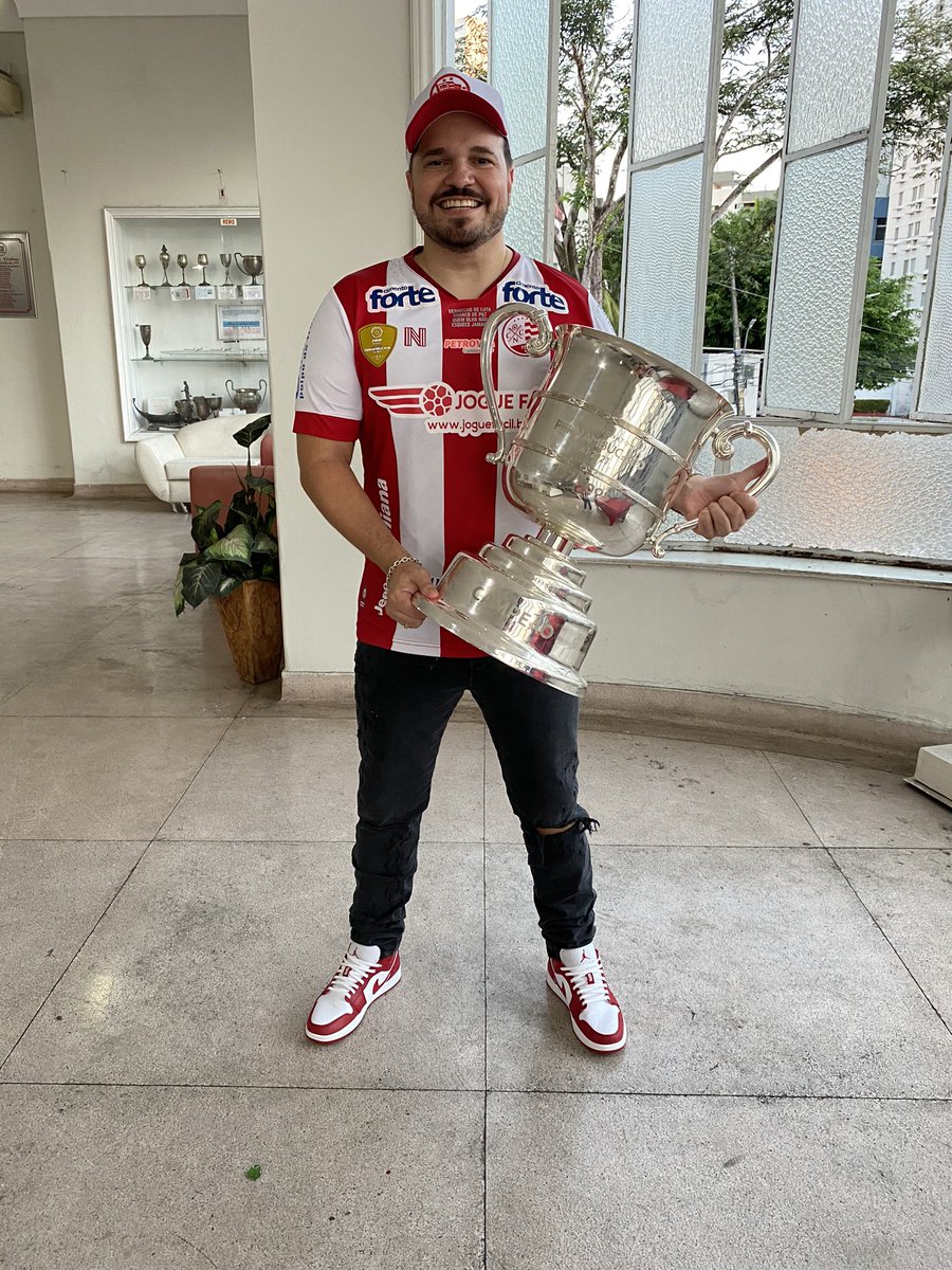 BOTELHOVE's tweet photo. Dia de pegar o troféu que quebrou vários tabus!!! #choranaocoleguinha #popoti #kiezamatador #nautico https://t.co/tisokoPWAe