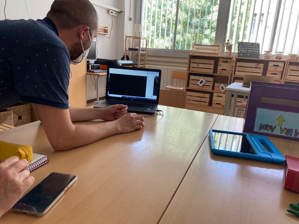 montessorirubi's tweet photo. Després d'un acompanyament del nostre partner 🧲 @cim_upc hem presentat els projectes realitzats a l'aula: objectes 3D, samarretes impreses, vinils, llapis 3D, tall làser,... Capacitació digital docent 🔝 per traslladar-la als nens i nenes!! 
#ConnectatalMontessori #Rubicity https://t.co/z7W5mMWaX5