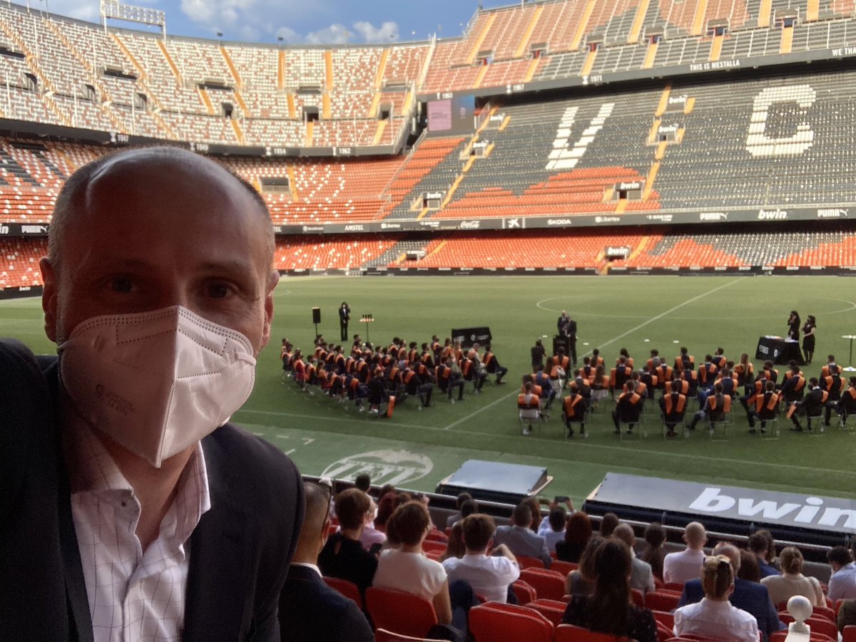 Un año más en el estadio de Mestalla en la ceremonia de graduación del Master in Sports Management de <a href="/esbs_sport/">ESBS European Sport Business School</a> <a href="/valenciacf/">Valencia CF</a> y <a href="/FormacionVCF/">Formación Valencia CF 👩🏻‍🏫👨🏽‍🏫💯🦇</a> . Este año he sido docente de Emprendimiento y Coordinador de TFM del grupo Internacional. Enhorabuena estudiantes! 💪
