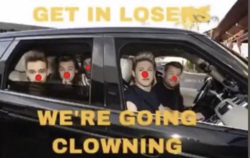 veroisaclown's tweet photo. Directioners on 4th June on their way to the circus once again after 1000 days. #4thofJune #OneDirection https://t.co/yWsfmbaQ4m