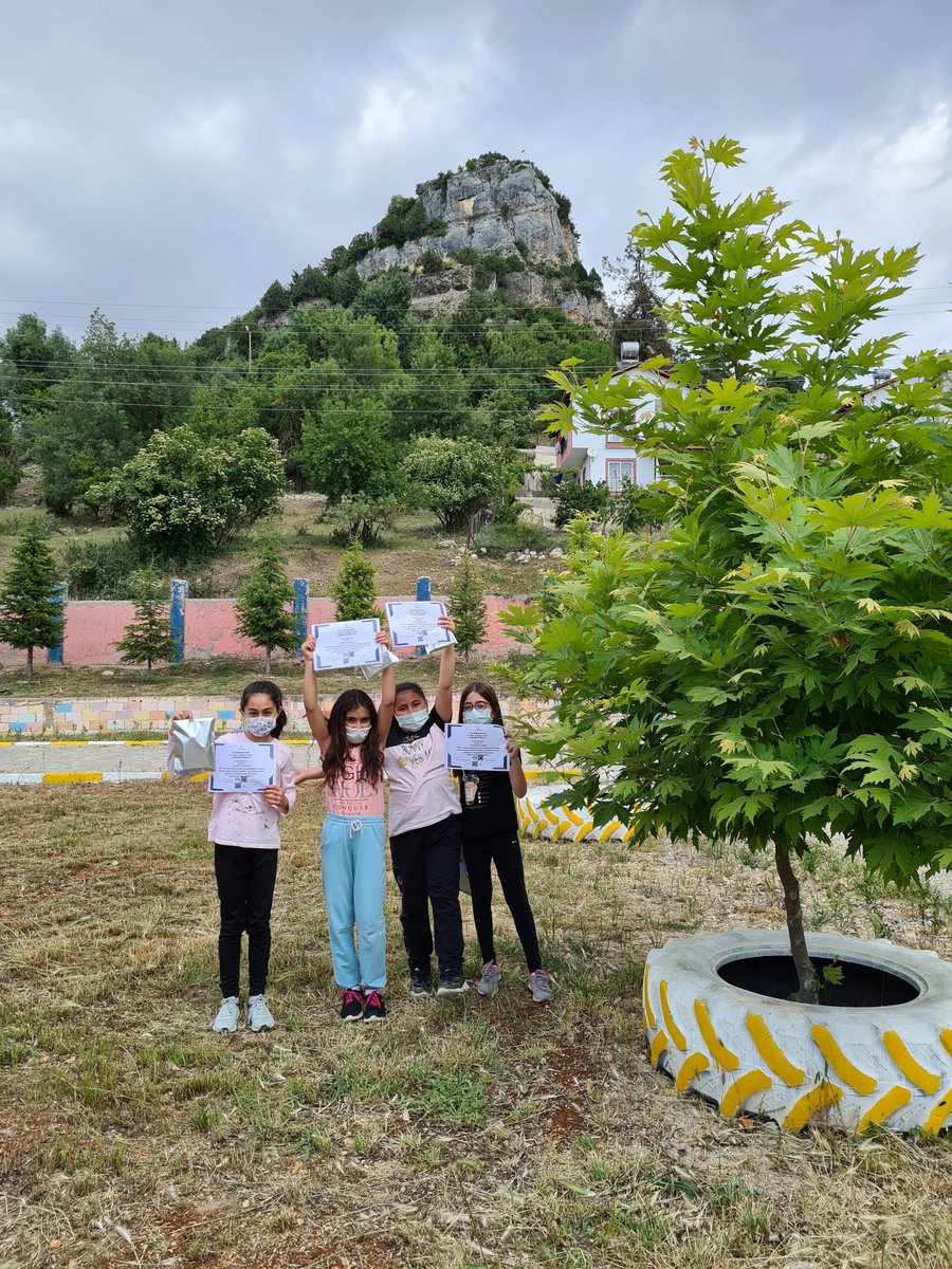 NurgulAlyat's tweet photo. Atatürk Ortaokulu'nun minikleri de projelerden beslenerek büyüyor 🧚‍♀️🧚‍♀️ tıpkı minik çam fidanlarımız gibi🌲🌲🌲3 aydır topladılar, tasarlayıp tanıttılar ve sertifikalar hakedildi🌺
#tretwinning https://t.co/mNUdYhfPnl