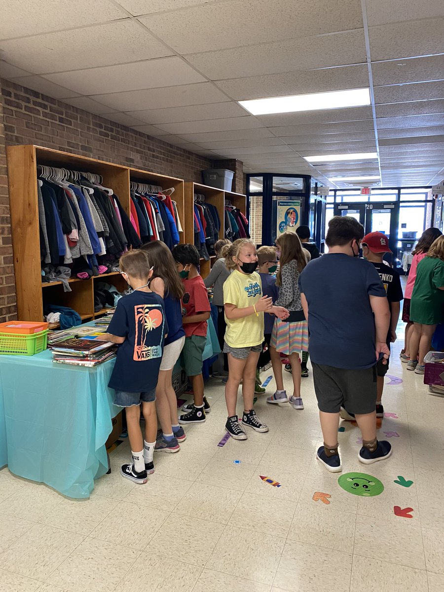 collablabladies's tweet photo. FMT Summer Reading Kick-Off Week has been amazing!! Teachers found some great additions to their classroom libraries yesterday and today kiddos got the chance to find books to take home for the summer!! Thanks to our FMT community for supporting this opportunity!
#fmtfalconlife https://t.co/2VmKQLb8mo