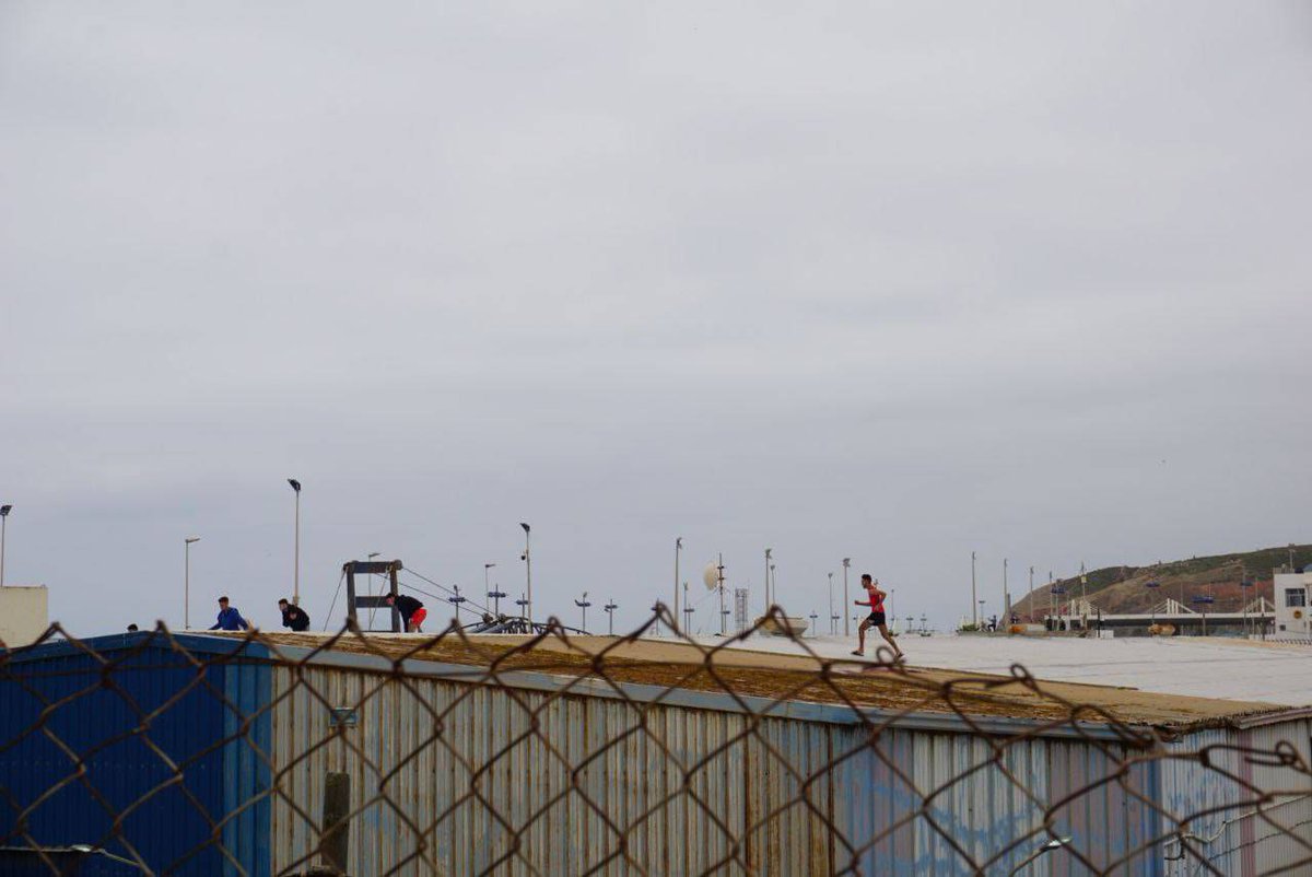 #CEUTA: Many children are still in storage halls. Some try to scape. They complain about their life conditions. (<a href="/javierbauluz/">Javier Bauluz</a> published pictures of shelves used as beds). 

Yesterday a boy tried to scape and fell down from a rooftop. He is in critical condition at the hospital.